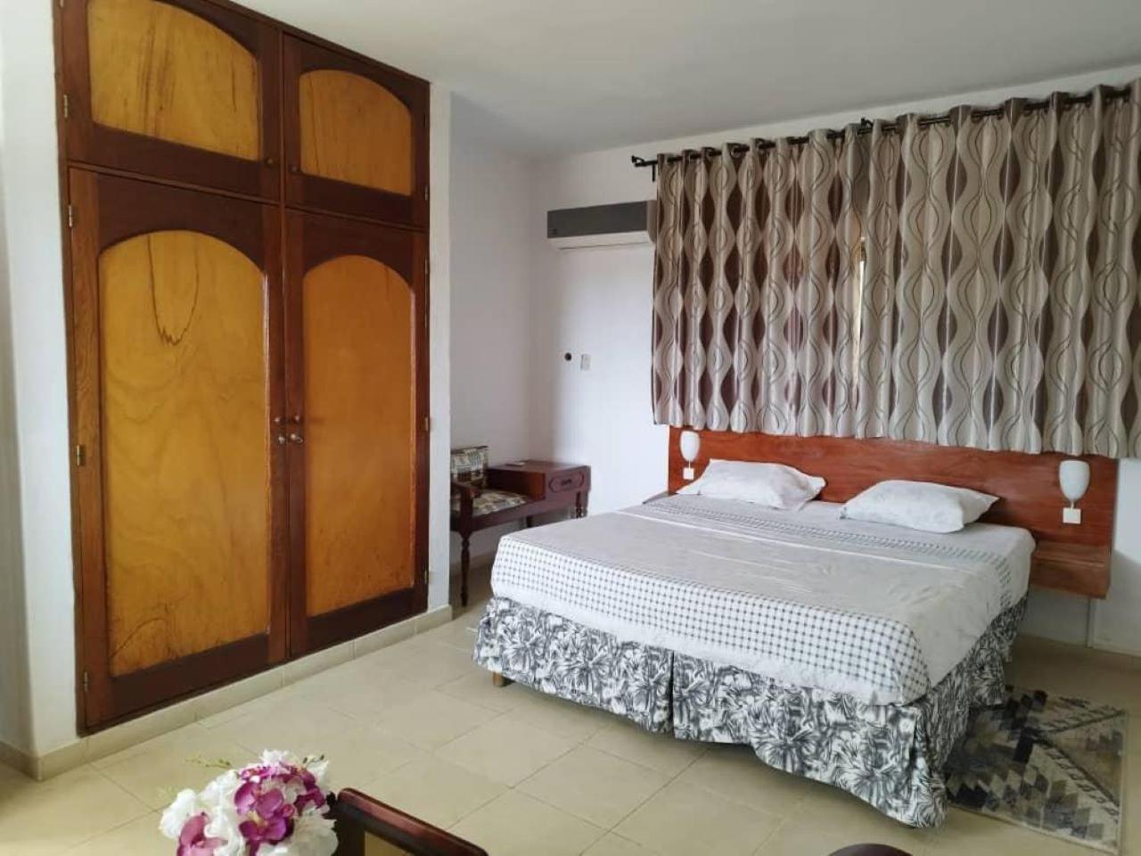 Rosalie'S Suites โลเม ภายนอก รูปภาพ