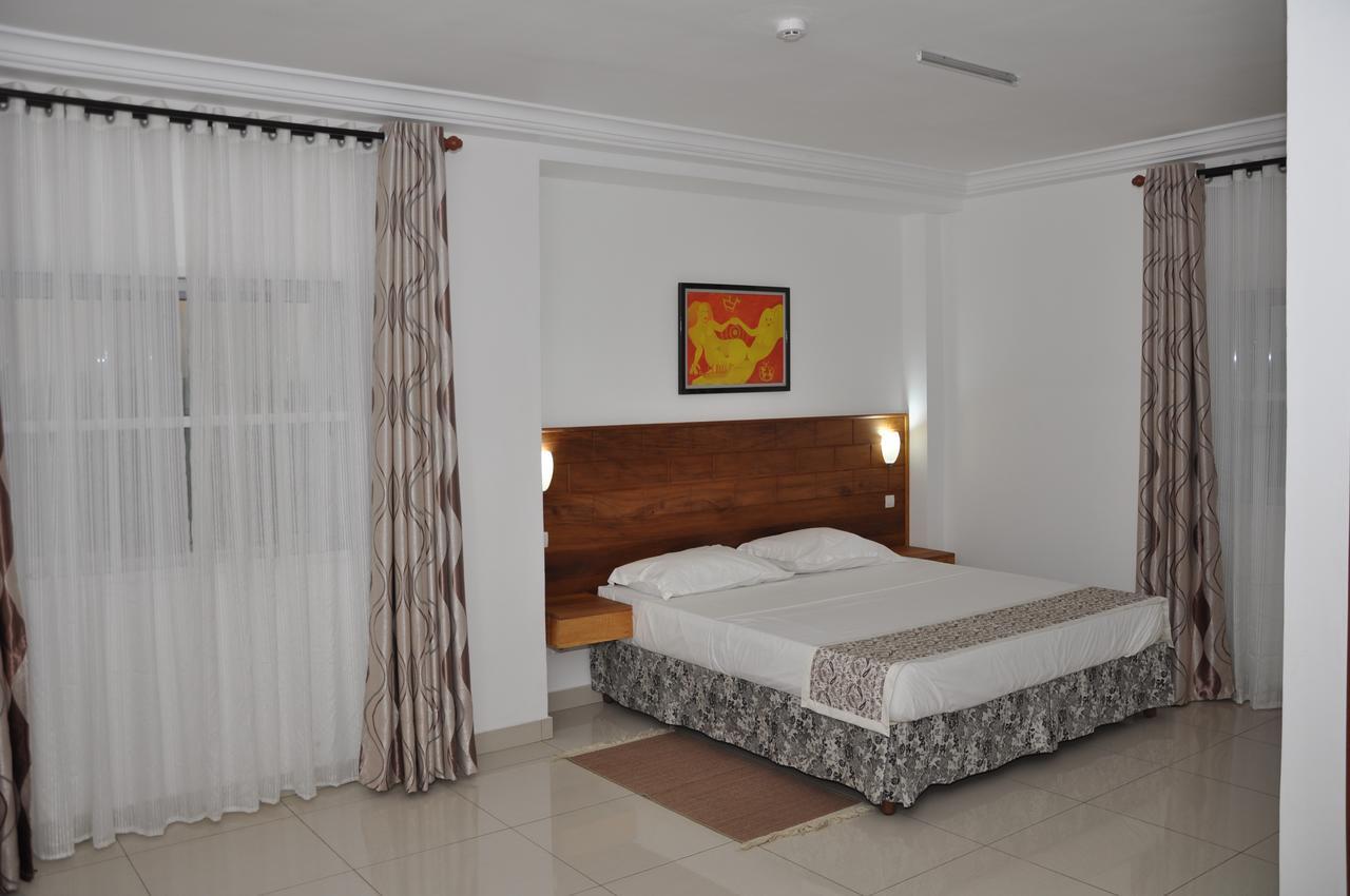 Rosalie'S Suites โลเม ภายนอก รูปภาพ